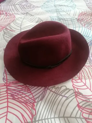 Sombrero burdeos.