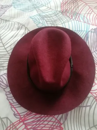 Sombrero burdeos.