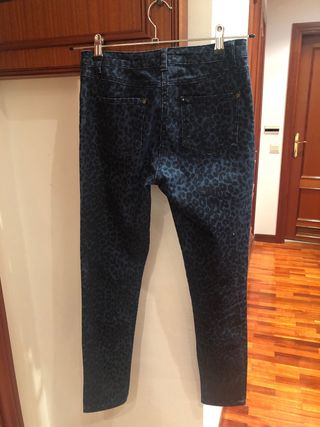 OportunidadPantalón animal print azul y negro T.38