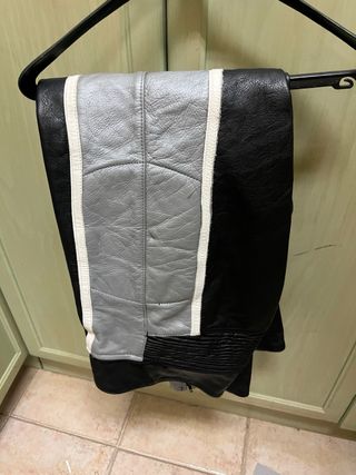 Mono de moto cuero negro y gris