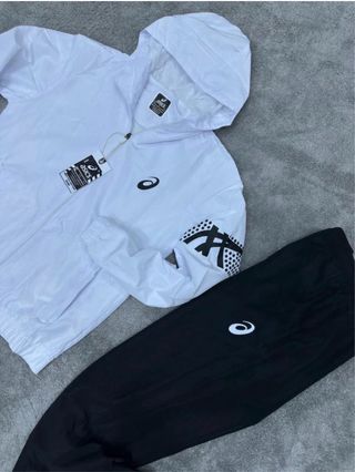 Conjunto deportivo Asics blanco y negro