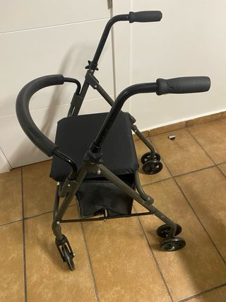 Andador con asiento y ruedas