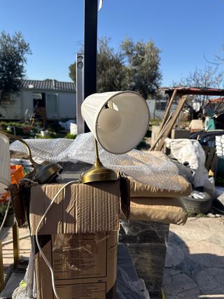 Lámpara de pared dorada y blanca