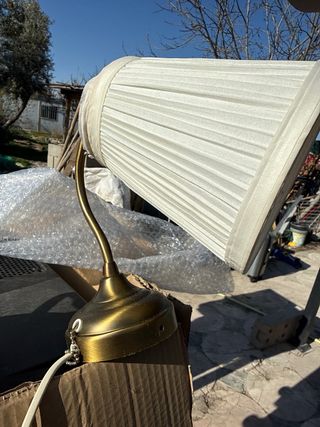 Lámpara de pared dorada y blanca