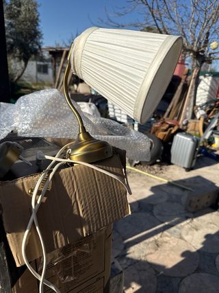 Lámpara de pared dorada y blanca