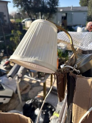 Lámpara de pared dorada y blanca