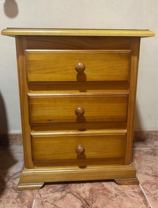 Cabecero de madera con mesita y estantería