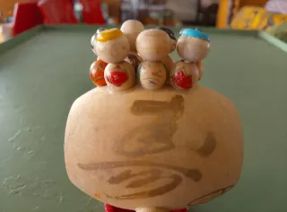 Kokeshi in legno con decorazioni