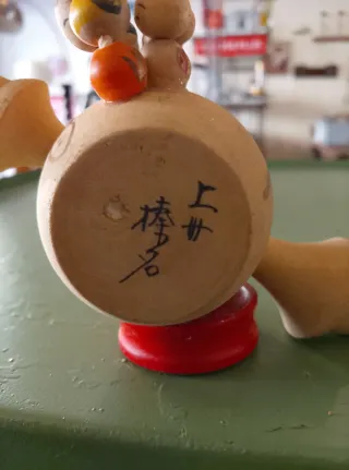 Kokeshi in legno con decorazioni