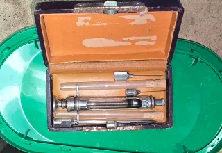 Antigua jeringa de cristal y metal