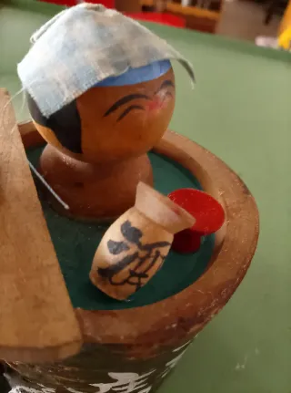 Kokeshi in legno con decorazioni