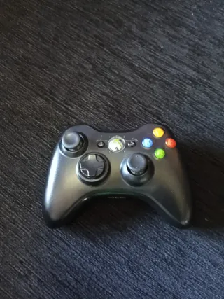 Xbox 360 Slim Negra con Mando y lote de juegos