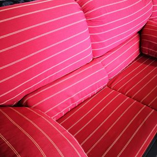 SOFA 2 PLAZAS RAYAS ROJO R3760073048054