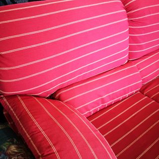 SOFA 2 PLAZAS RAYAS ROJO R3760073048054