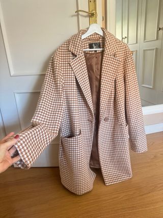 Chaquetón cuadros beige y marrón