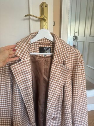 Chaquetón cuadros beige y marrón