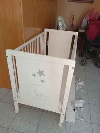 Cuna blanca con estrellas y luna