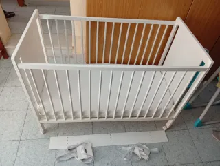 Cuna blanca con estrellas y luna