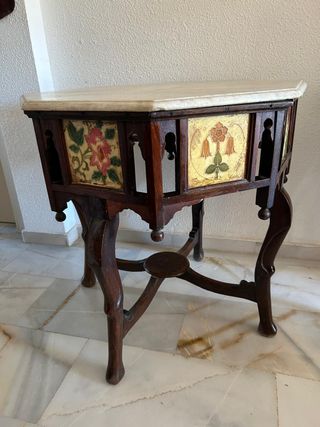 Mesa auxiliar colonial mármol y madera