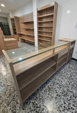 Mostrador de madera y cristal