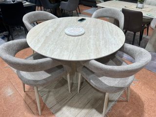 Mesa redonda y 4 sillas