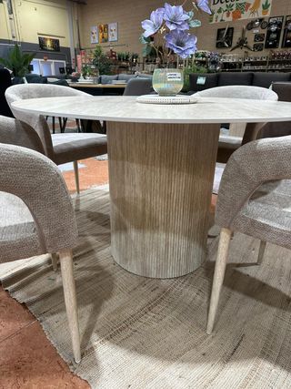 Mesa redonda y 4 sillas