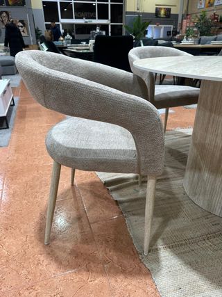 Mesa redonda y 4 sillas