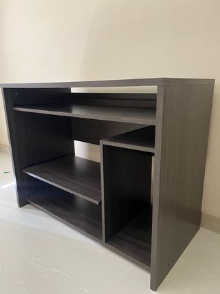 Escritorio de madera marrón y gris