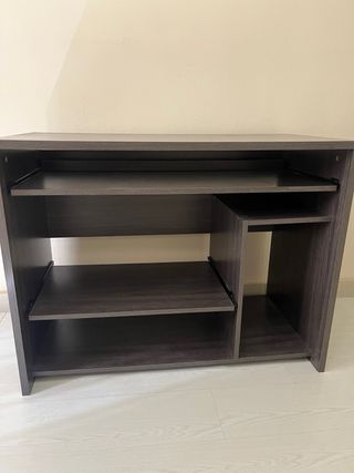 Escritorio de madera marrón y gris