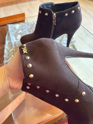 Botines Xti Tachuelas marrón y Dorado