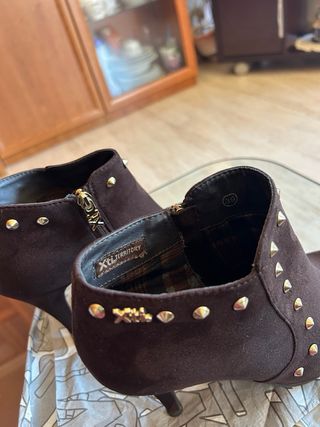 Botines Xti Tachuelas marrón y Dorado