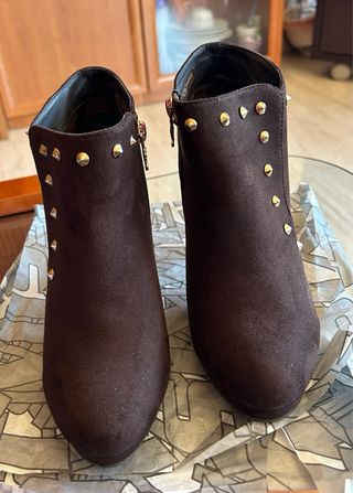 Botines Xti Tachuelas marrón y Dorado