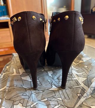 Botines Xti Tachuelas marrón y Dorado