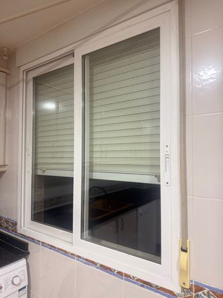 Ventana corredera 1,18x1,20 m con persiana