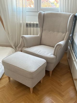 Sillón IKEA STRANDMON con reposapiés beige