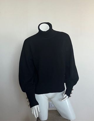 Jersey cuello alto negro adornado botones perlas