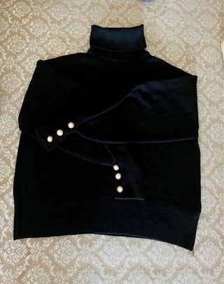 Jersey cuello alto negro adornado botones perlas