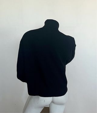 Jersey cuello alto negro adornado botones perlas