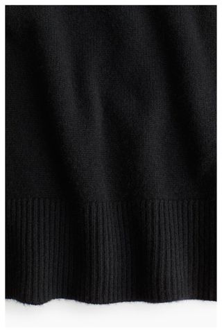 Jersey cuello alto negro adornado botones perlas