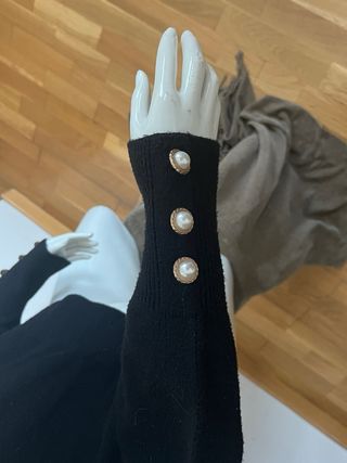 Jersey cuello alto negro adornado botones perlas