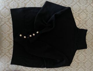 Jersey cuello alto negro adornado botones perlas