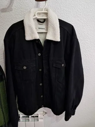 Chaqueta vaquera Bershka negra con borreguito