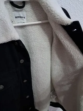 Chaqueta vaquera Bershka negra con borreguito