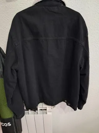 Chaqueta vaquera Bershka negra con borreguito