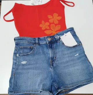 Lote Pull&Bear S Camiseta Roja y Shorts Vaqueros