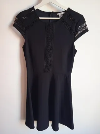 Vestido negro H&M con encaje.