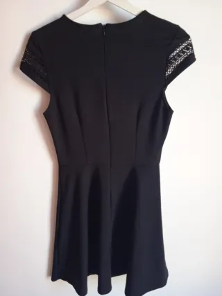 Vestido negro H&M con encaje.