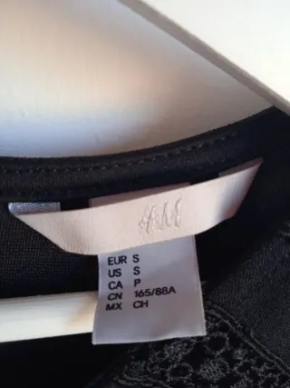 Vestido negro H&M con encaje.