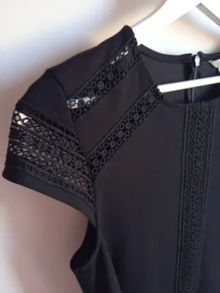 Vestido negro H&M con encaje.