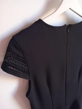 Vestido negro H&M con encaje.